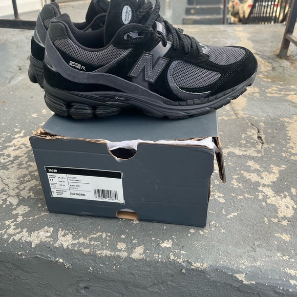 New Balance Men's Black and Gray Shoes - Picture 3 of 5